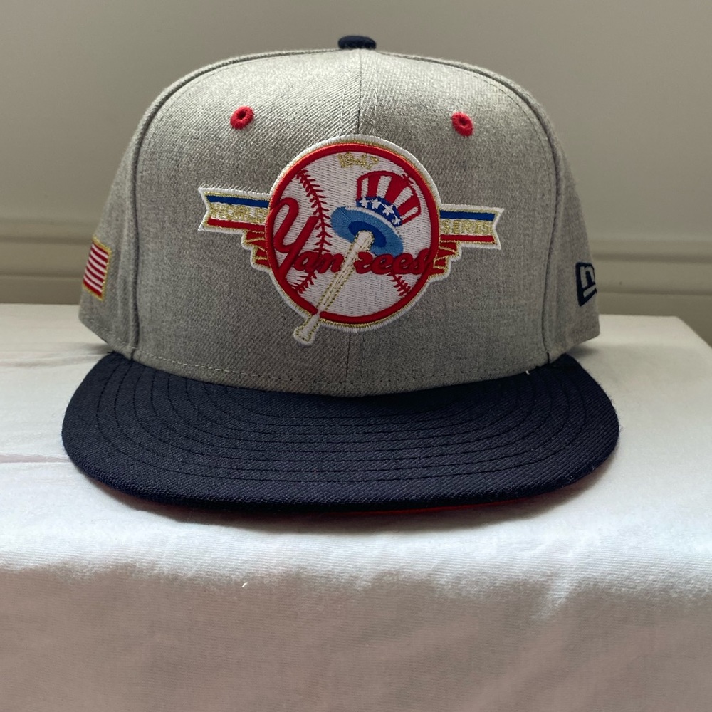 New York Yankees New Era Cooperstown snap back hat. Grey with blue bill.